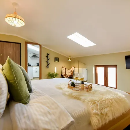 Апартаменты Timeless Elegance Meets Modern Comfort - In The Heart Of The Old Town Бухарест