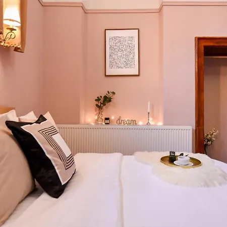 Timeless Elegance Meets Modern Comfort - In The Heart Of The Old Town Бухарест