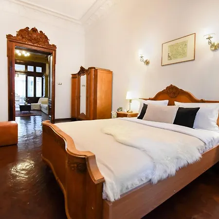 Timeless Elegance Meets Modern Comfort - In The Heart Of The Old Town דירה *