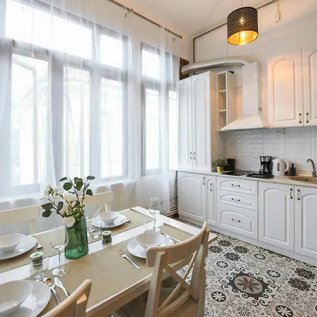 Timeless Elegance Meets Modern Comfort - In The Heart Of The Old Town Апартаменты *
