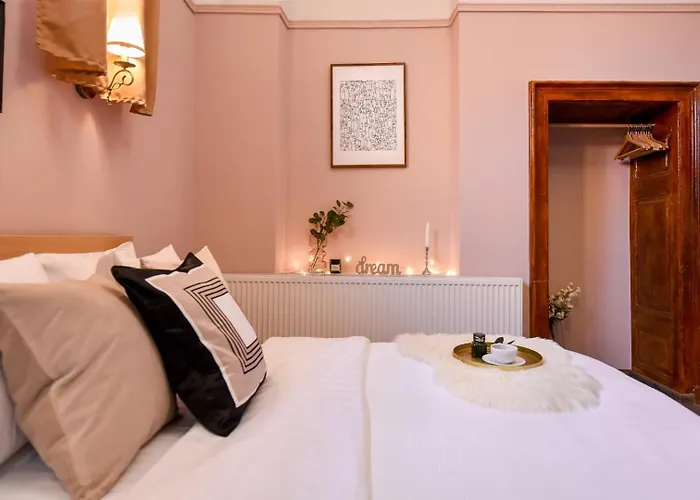 Timeless Elegance Meets Modern Comfort - In The Heart Of The Old Town בוקרשט