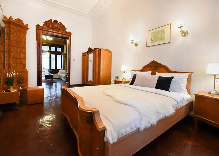 Timeless Elegance Meets Modern Comfort - In The Heart Of The Old Town Apartment *