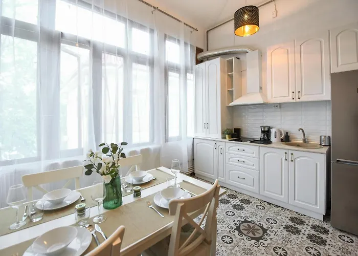 Timeless Elegance Meets Modern Comfort - In The Heart Of The Old Town Apartment *